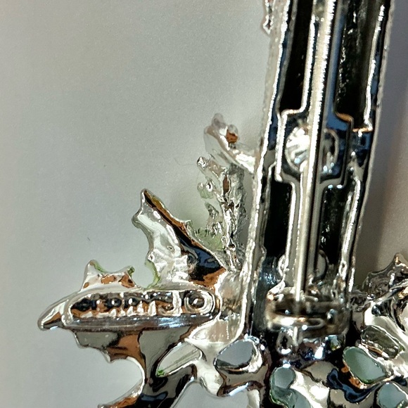 VINTAGE GERRY’S SILVERTONE BURNING CANDLE WITH HOLLY TRIM CHRISTMAS BROOCH - Picture 2 of 2